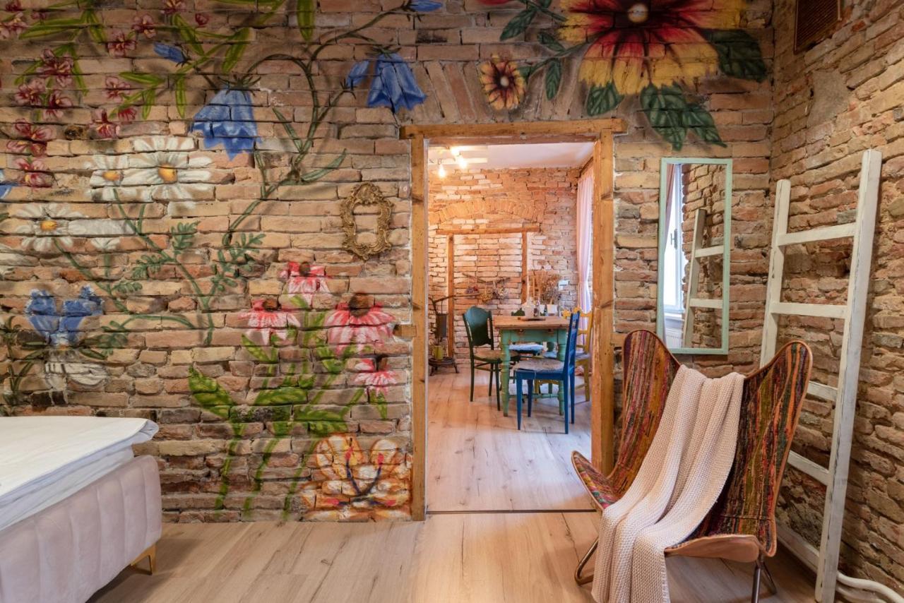 Accommodation At The Folklore Apartment ブラチスラヴァ エクステリア 写真